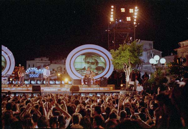 Niccol Fabi in piazza a Capoliveri Isola d'Elba.