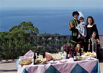 Una famiglia capoliverese con i prodotti tipici dell'Elba.